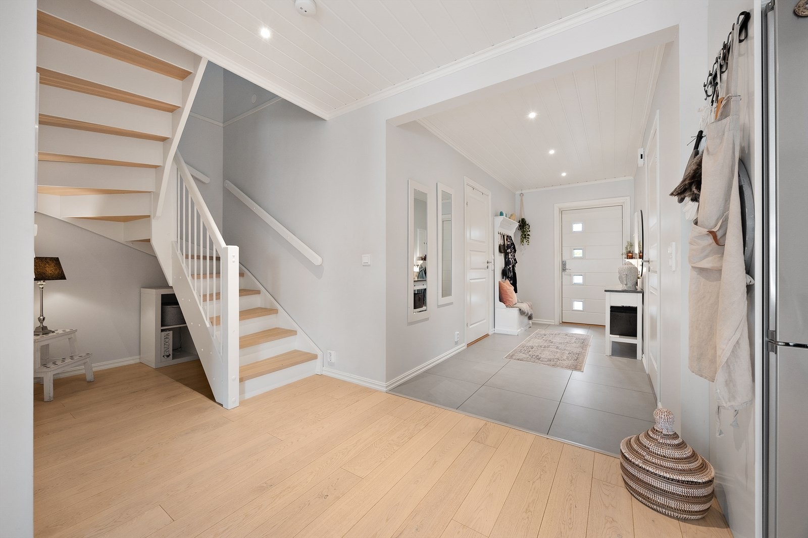 Du ønskes velkommen opp i 2. etasje via pen tretrapp. Galleribilde