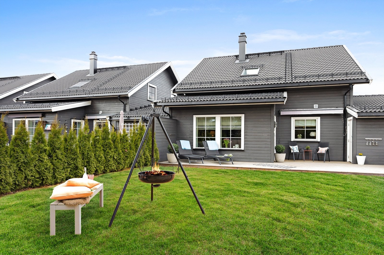 Uteplassen gir en åpen, men samtidig privat atmosfære med flere hyggelige soner. Galleribilde