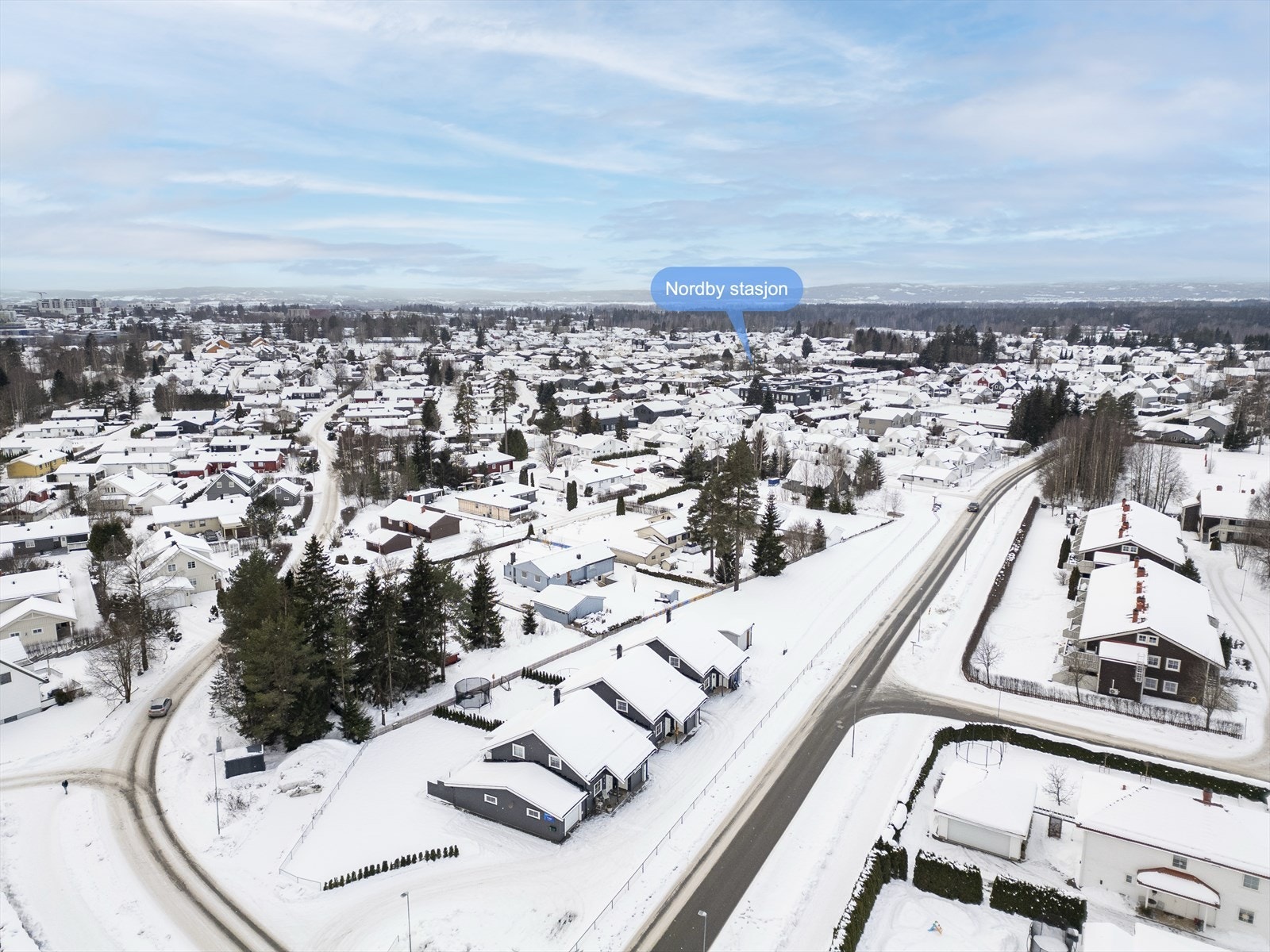Boligen ligger barnevennlig til med fine fellesområder i nærheten. Galleribilde