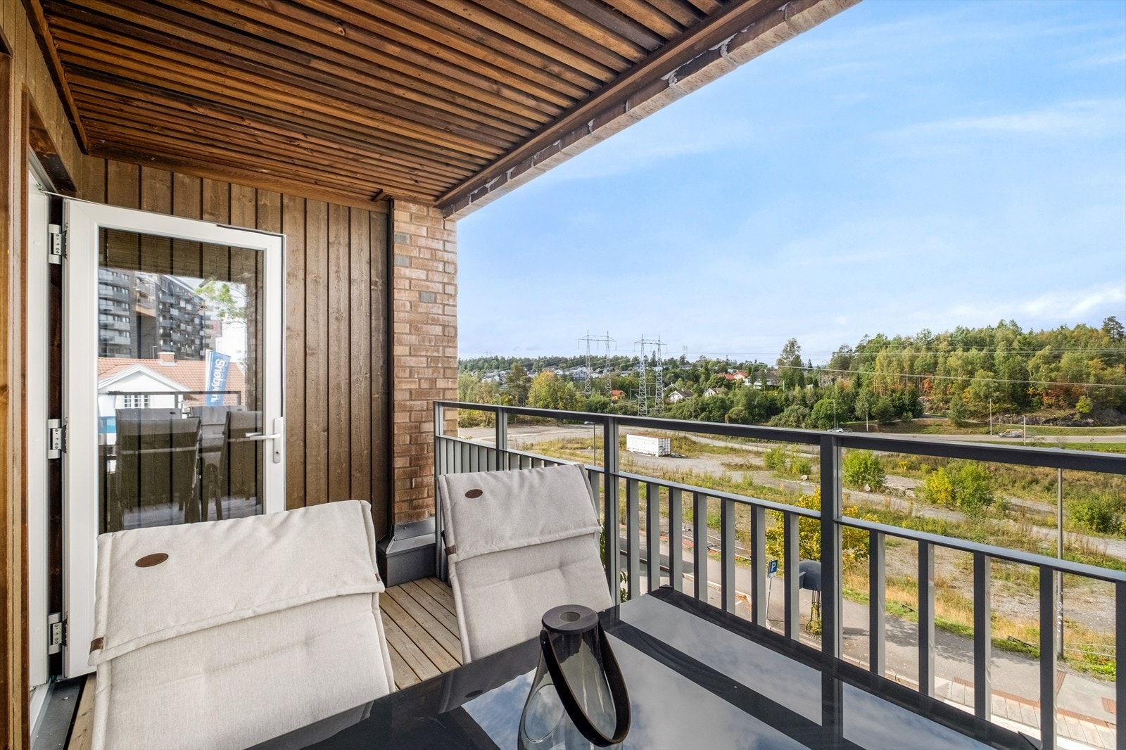 Her ute er det plass til sittegruppe, samt gass-/elektrisk grill. Galleribilde