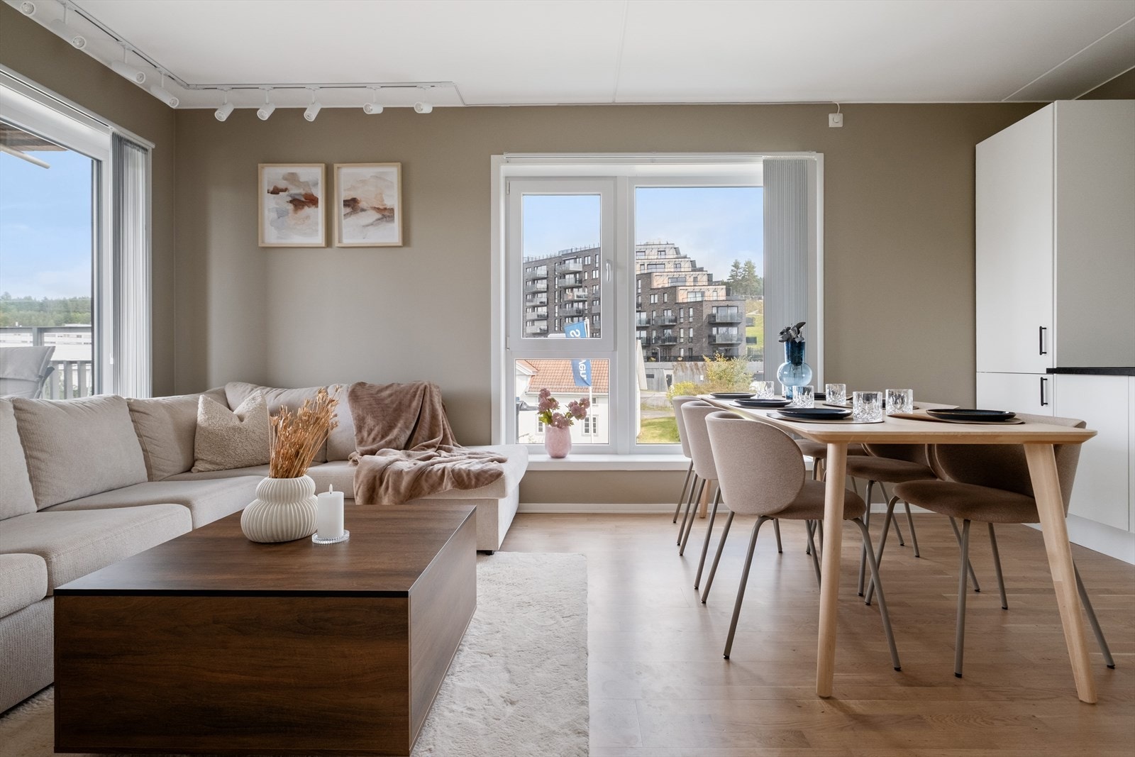 Stue og kjøkken er i åpen og sosial løsning, og rommet har store vindusflater i to himmelretninger. Galleribilde