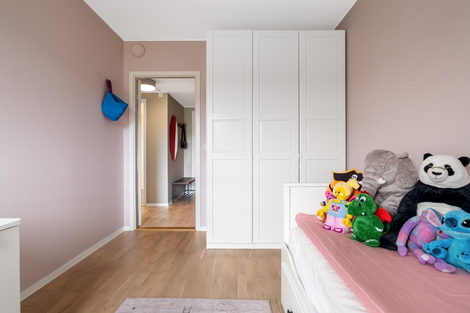 Videre er det plass til klesoppbevaring i garderobeløsning. Galleribilde