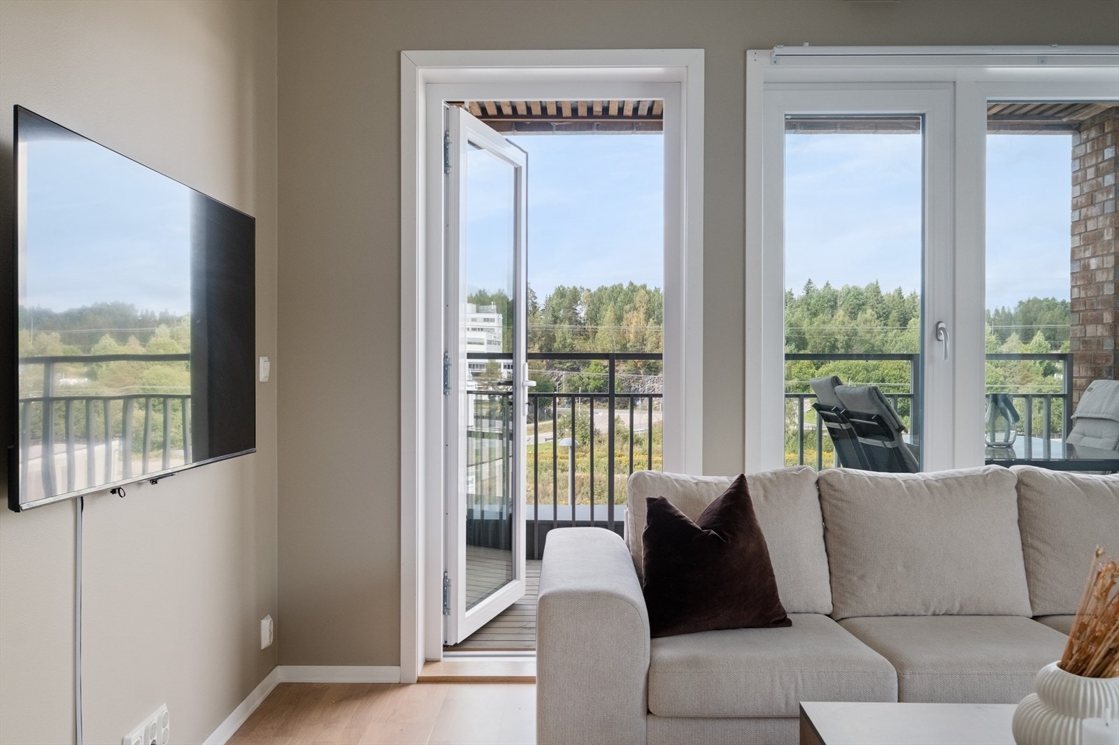 Fra stuen er det utgang til en balkong. Galleribilde