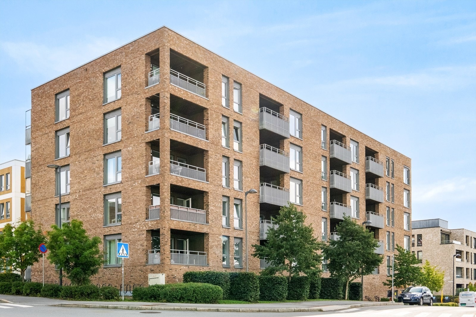 Fasade - bygget har en svært sentral beliggenhet i Lørenskog. Galleribilde