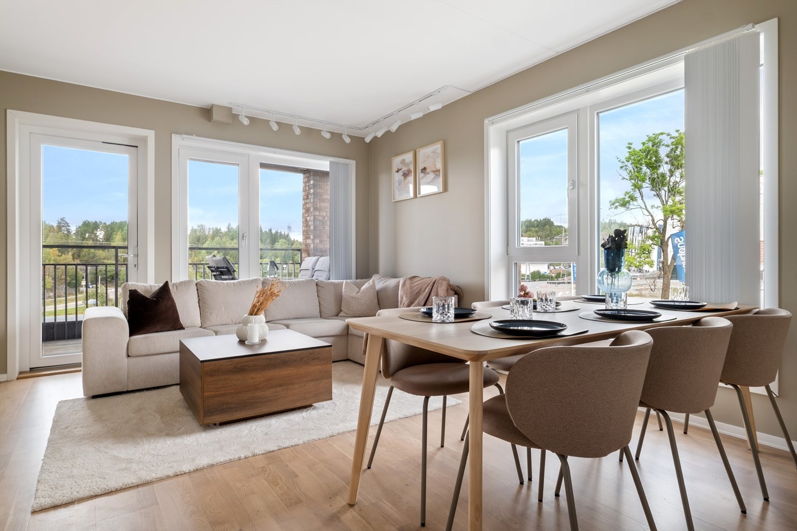 Leiligheten er nymalt og de store vindusflatene slipper inn godt med naturlig lys Galleribilde