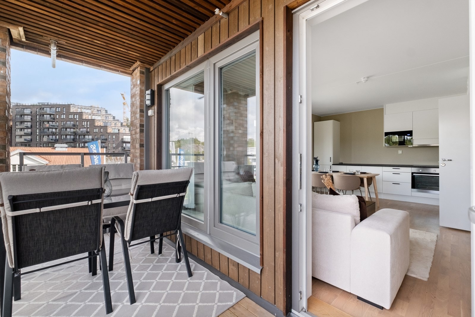 Fra stuen har du utgang til en overbygd balkongen som er målt til 6,6 m². Galleribilde