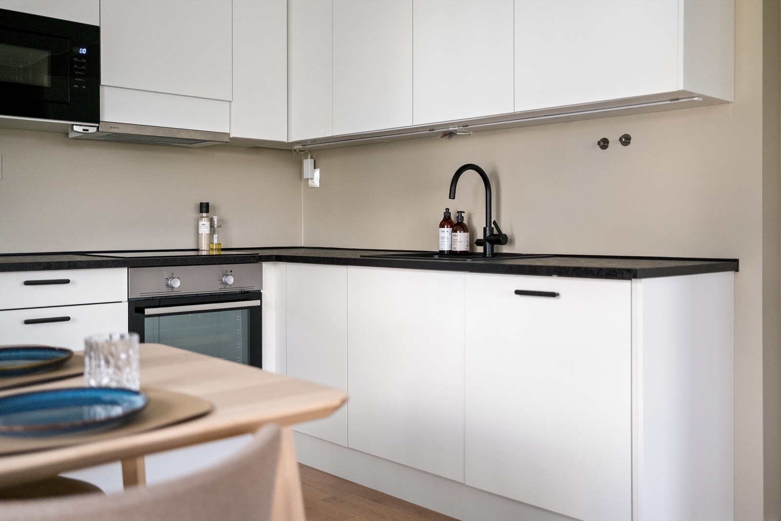 Det er belysning under overskapene. Galleribilde