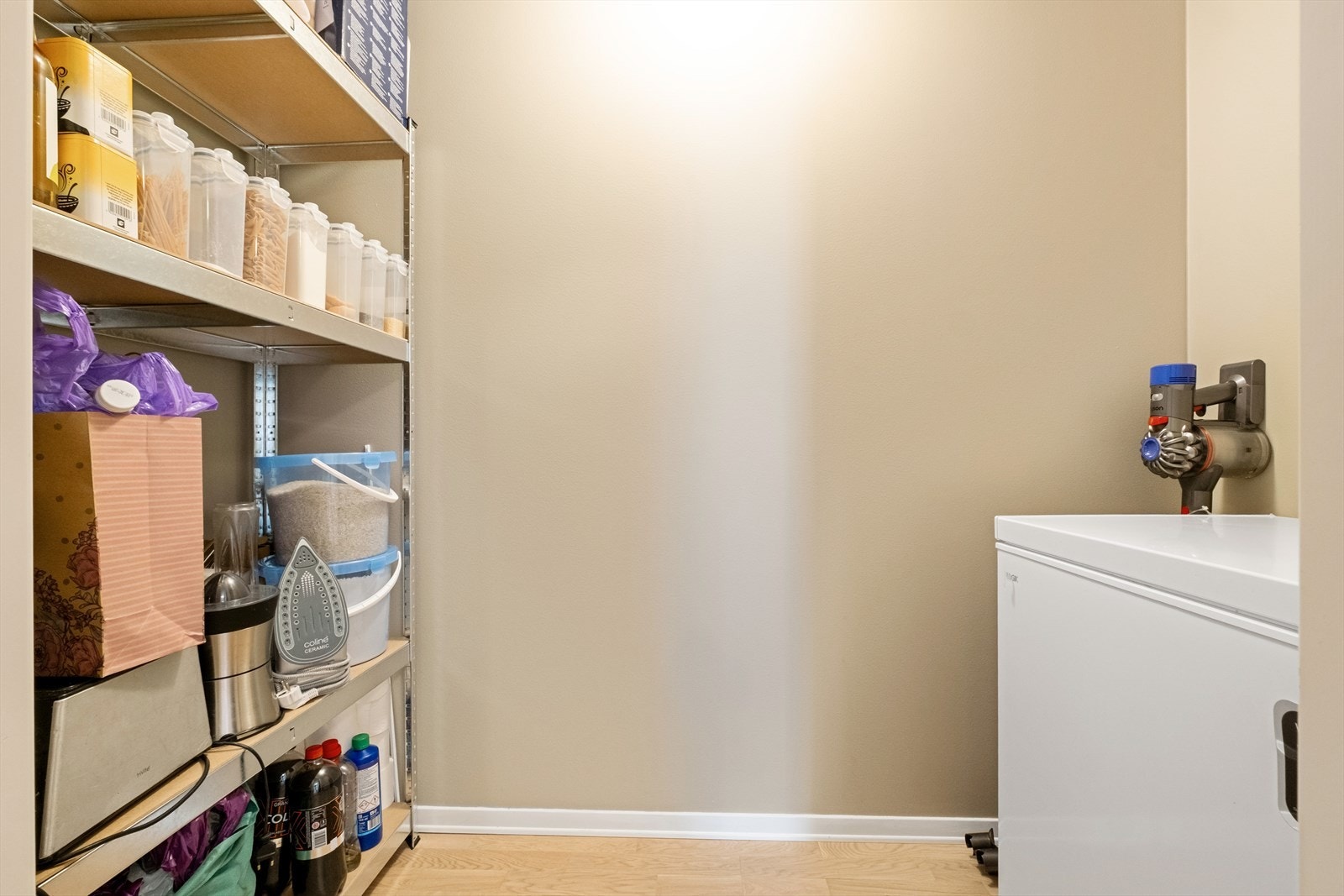 Fra entréen er det inngang til en praktisk innvendig bod med mye ekstra lagringsplass. I tillegg disponeres en kjellerbod på 6 m². Galleribilde