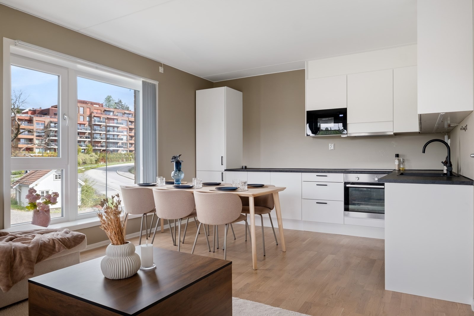 I stuen er det plass til sofa og tv-møbel. Galleribilde