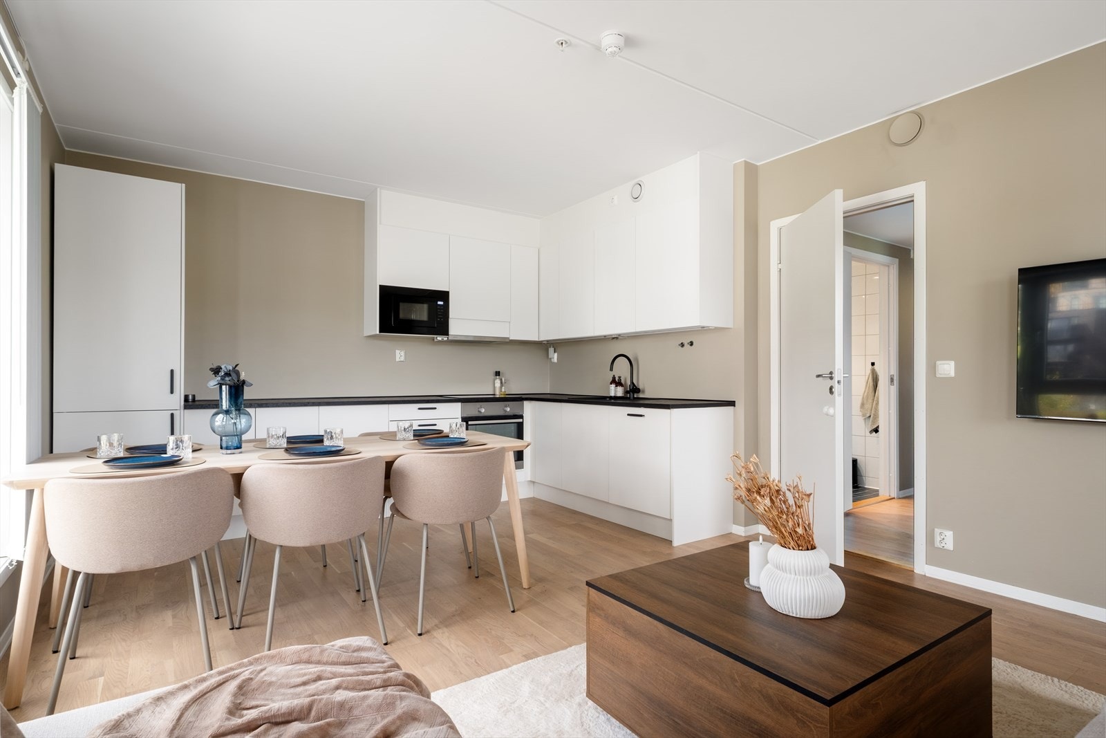 Kjøkkeninnredningen er fra HTH, og har skap med glatte fronter samt benkeplate av laminat og oppvaskkum av kompositt. Galleribilde