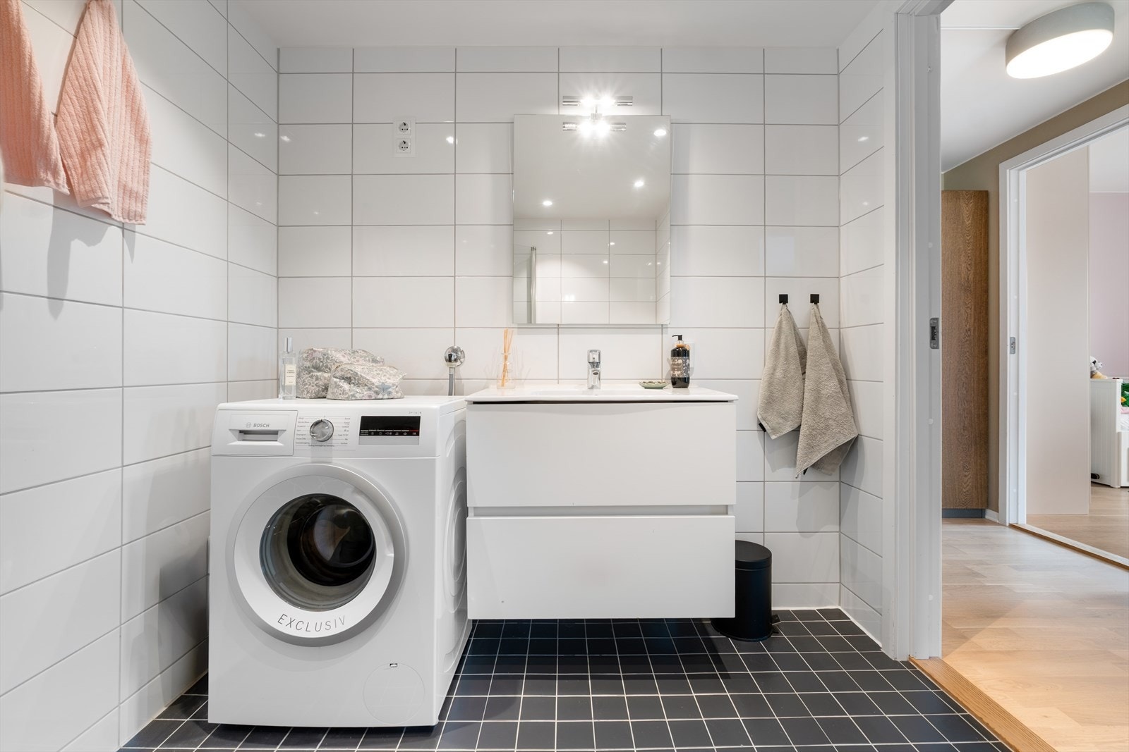 Leilighetens bad har flislagte overflater. Galleribilde