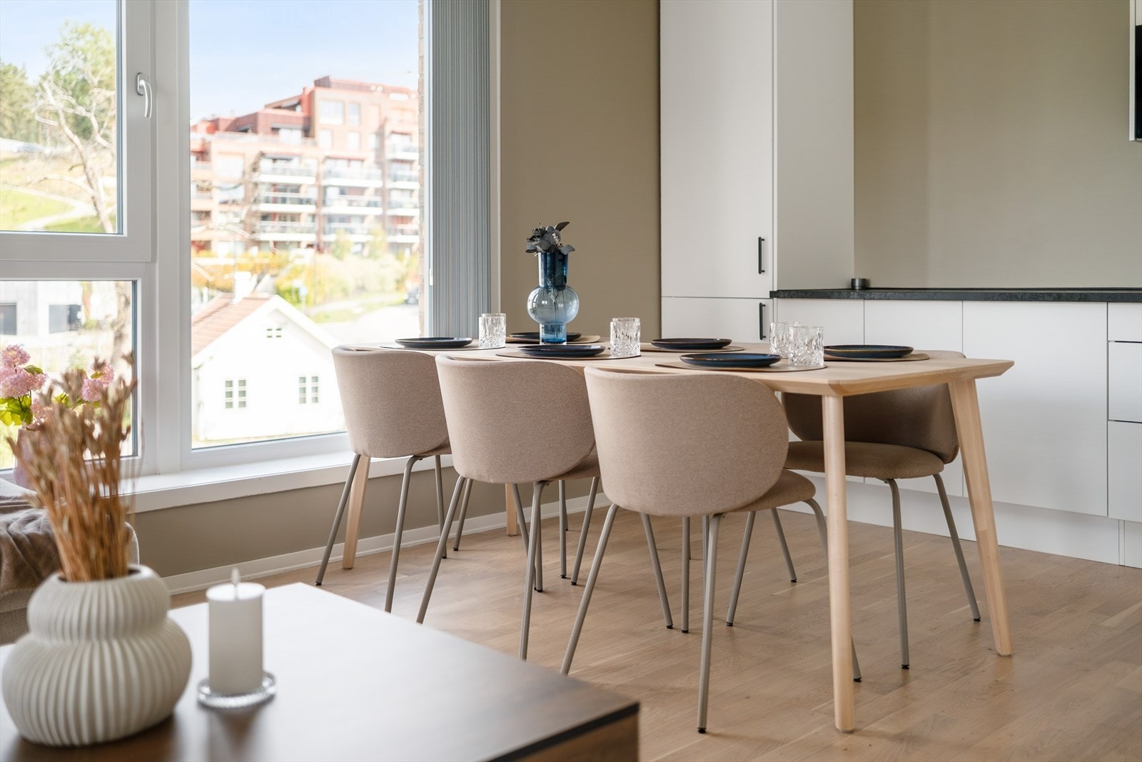 Leiligheten har lun oppvarming via radiatorer, og det er balansert ventilasjon. Galleribilde