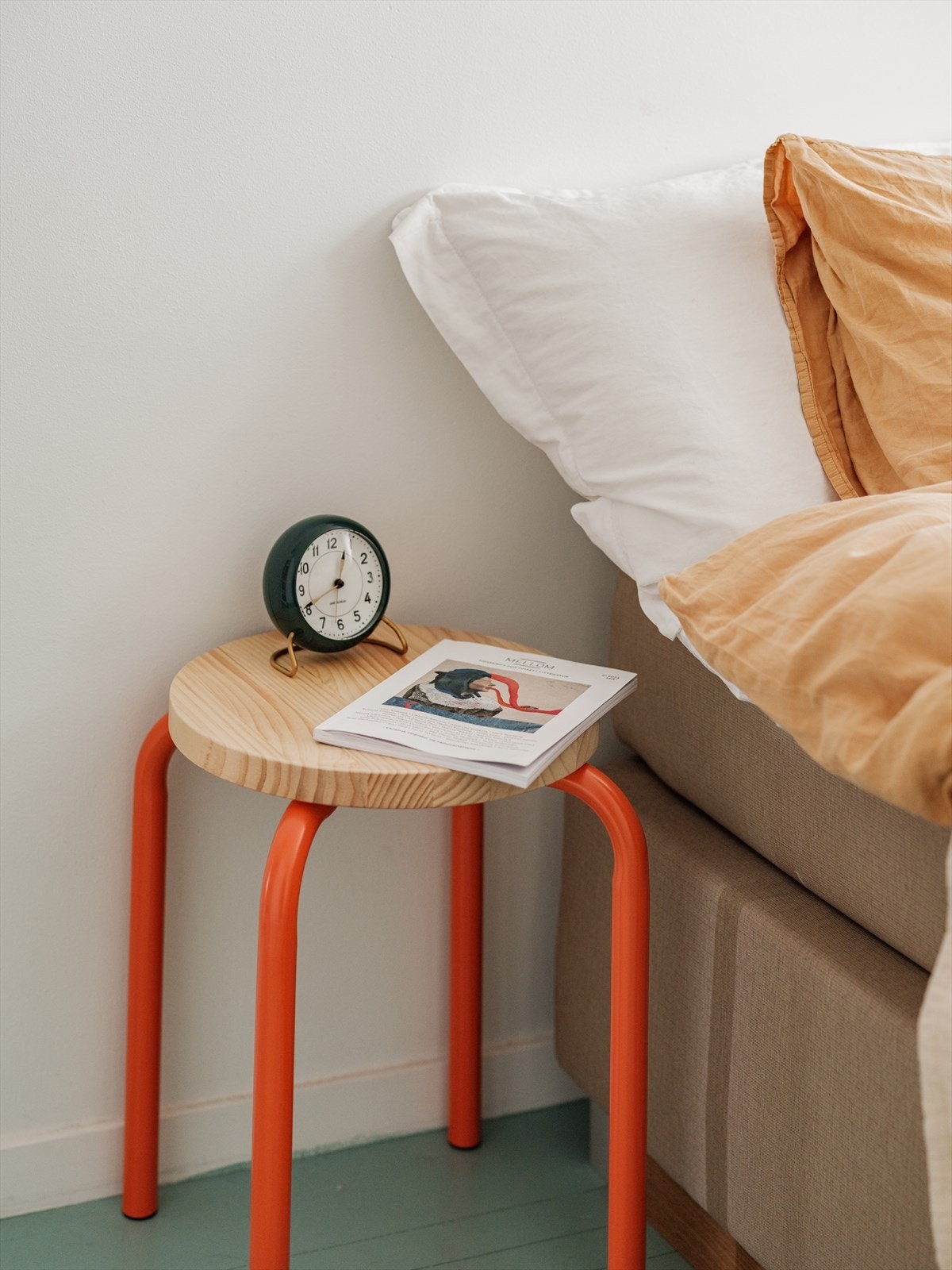 Deilig med god plass til både nattbord og "passasje" til begge sider av sengen. Galleribilde