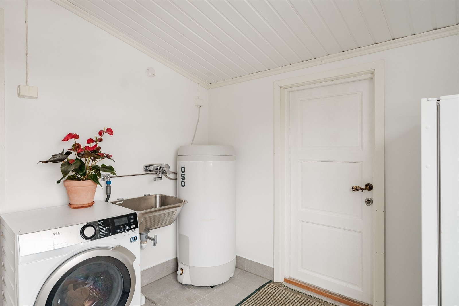 Veggene er malt i slette flater, og himlingen består av malt panel. Rommet er utstyrt med vegghengt metallkum med ettgreps armatur, samt en vaskesøyle og varmtvannsbereder fra 2024 med kapasitet på 194 liter. Galleribilde