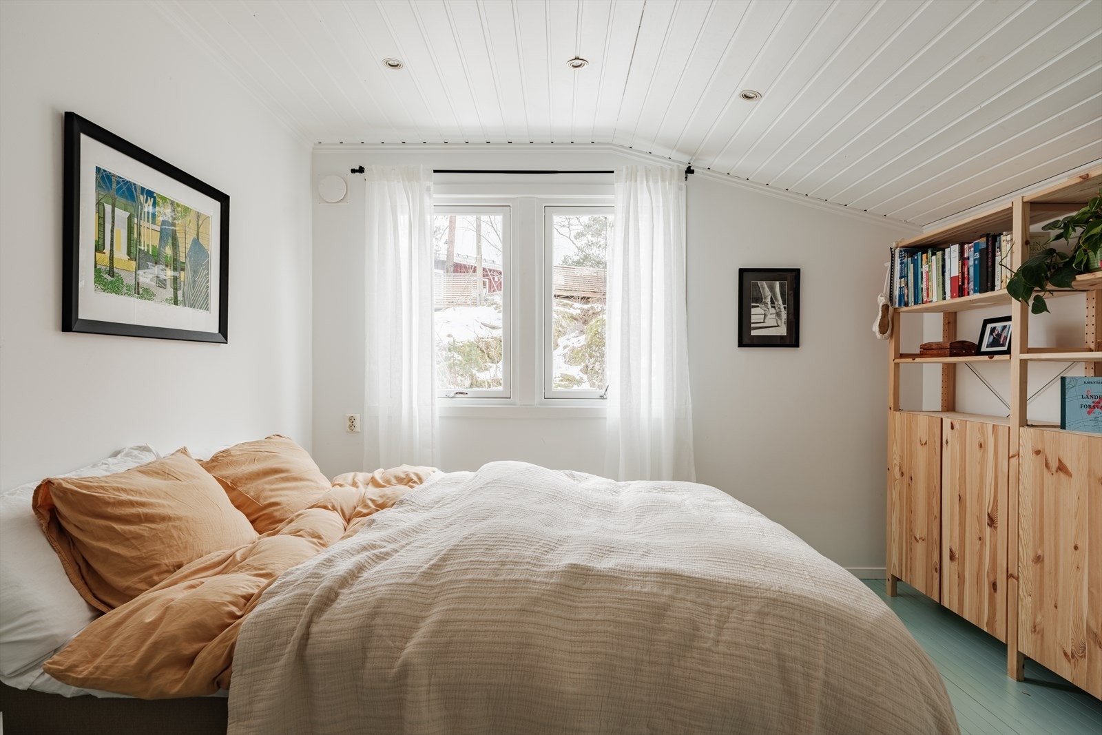 Hovedsoverommet er av god størrelse med plass til dobbeltseng, skrivebord, nattbord og garderobeskap. Galleribilde