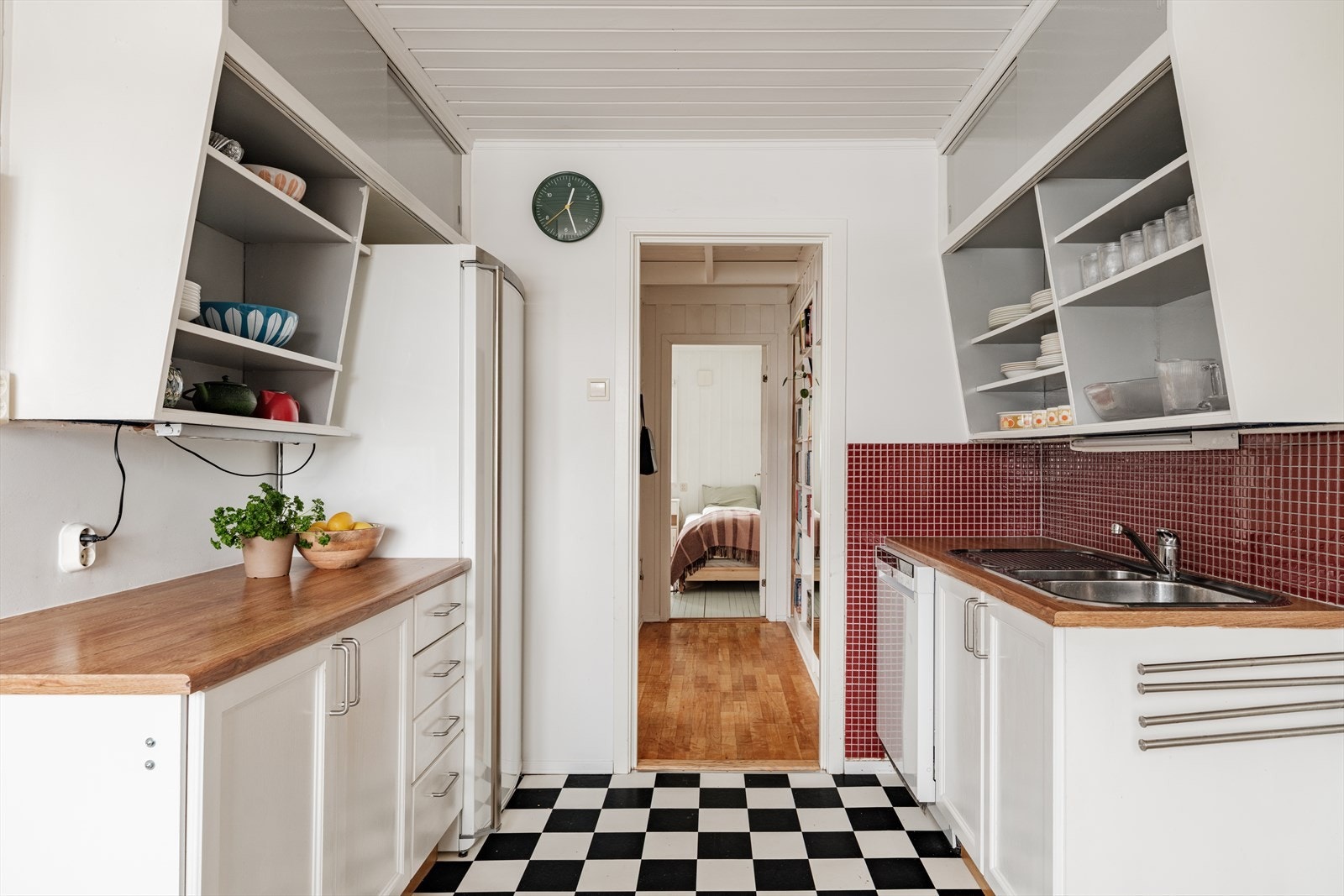 Praktisk med to innganger til kjøkkenet. Galleribilde