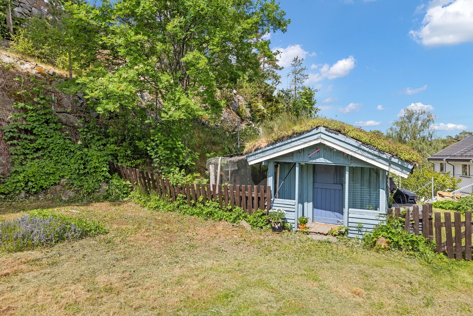 Et hønsehus er allerede etablert i hagen, noe som gir mulighet for småskala dyrehold. Til boligen fører en gruslagt gangvei, som gir enkel adkomst til eiendommen. Galleribilde