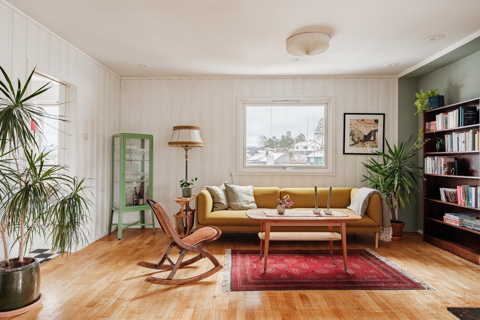 Det er naturlig plass til stor sofagruppe og spisebord. Galleribilde