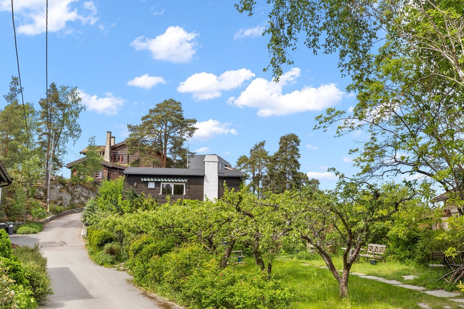 Utrolig sjarmerende og lys halvpart av en horisontal tomannsbolig, idyllisk plassert i en rolig blindvei på populære Ljan. Galleribilde
