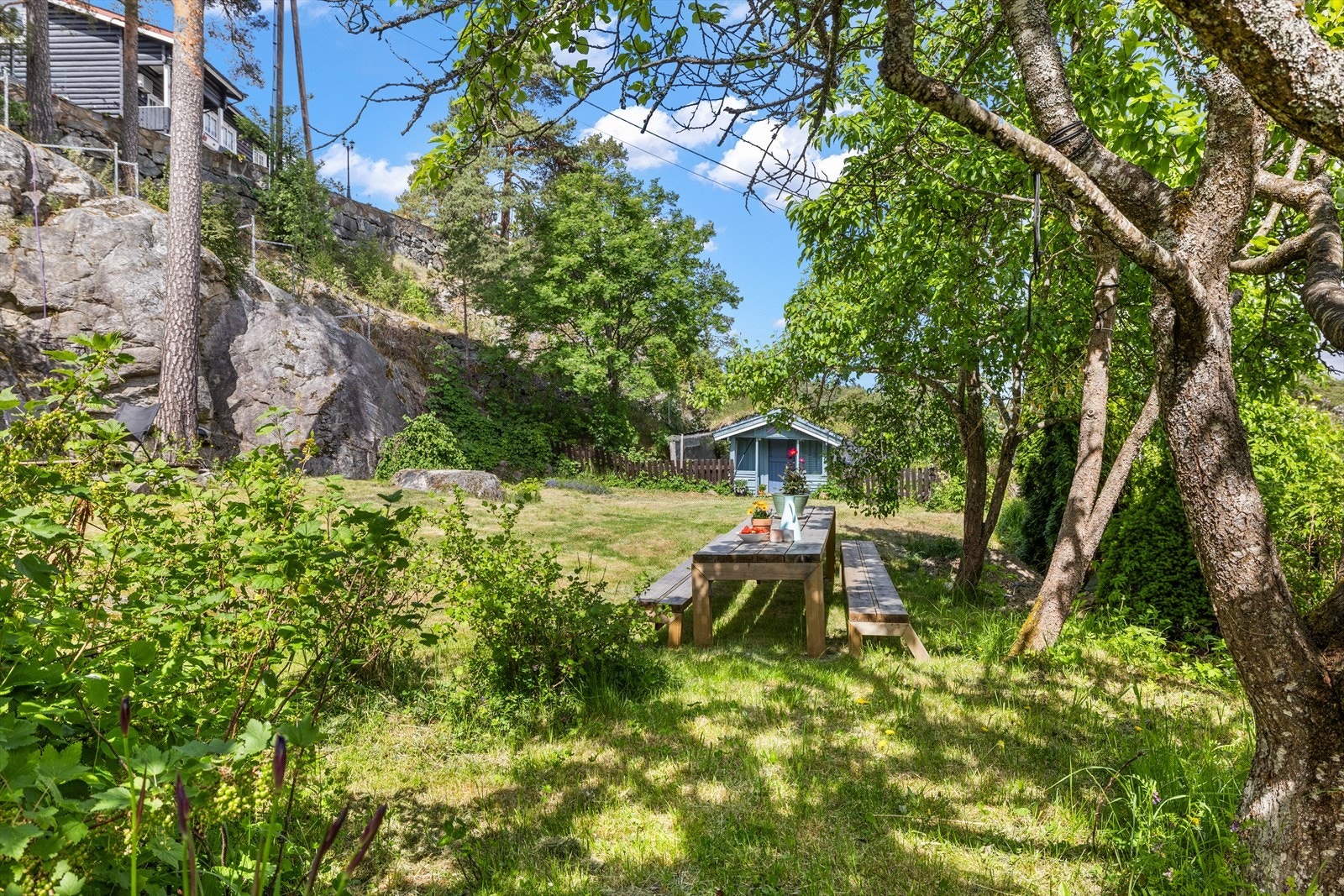 For barnefamilier er det ideelle forhold for trampoline, ballspill og annen utelek her er det virkelig nok boltreplass for små og store, samtidig. Galleribilde