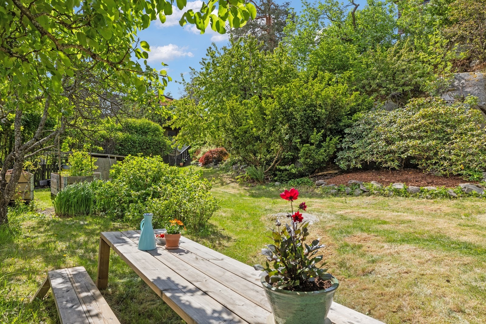 Tomten som tilhører denne boligen er pent opparbeidet med gressplen, prydbusker, trær og variert beplantning, og fremstår som et frodig og innbydende uteområde med god skjerming. Her finner du blant annet pæretrær, plommetrær og kirsebærtre. Galleribilde