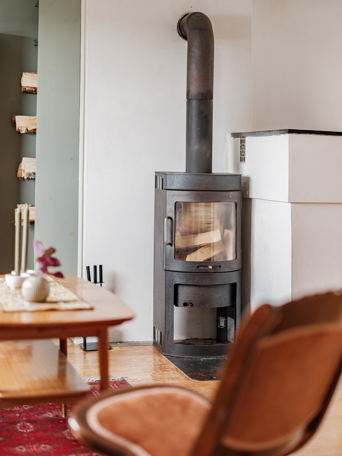 Nyere peisovn i stuen som varmer godt om vinteren. Galleribilde