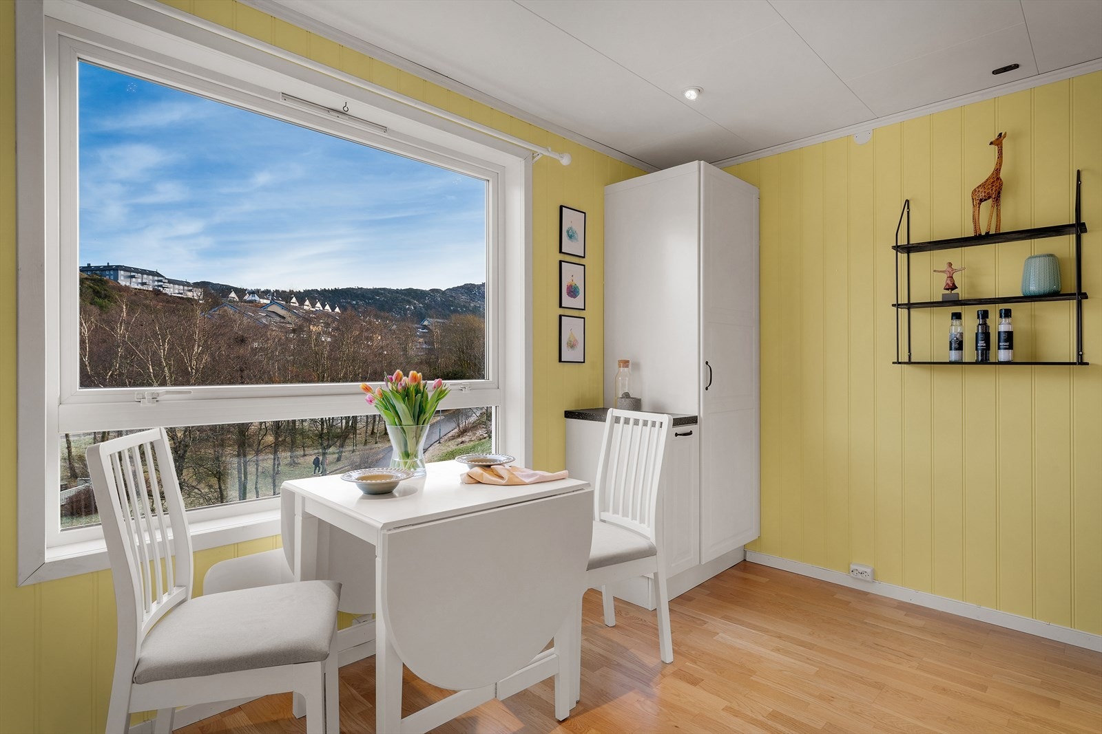 - Her har man også plass til et koselig frokostbord om ønskelig - Galleribilde
