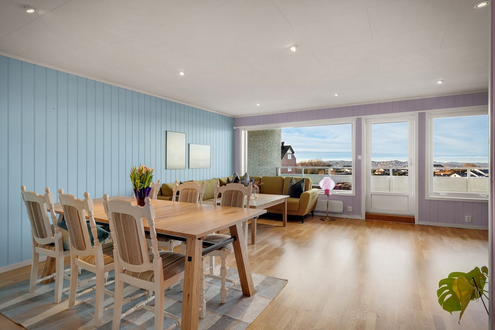 - I stuen har man generøse vindusflater som sørger for at man får rikelig med verdifullt lysinnslipp og en luftigere romfølelse - Galleribilde