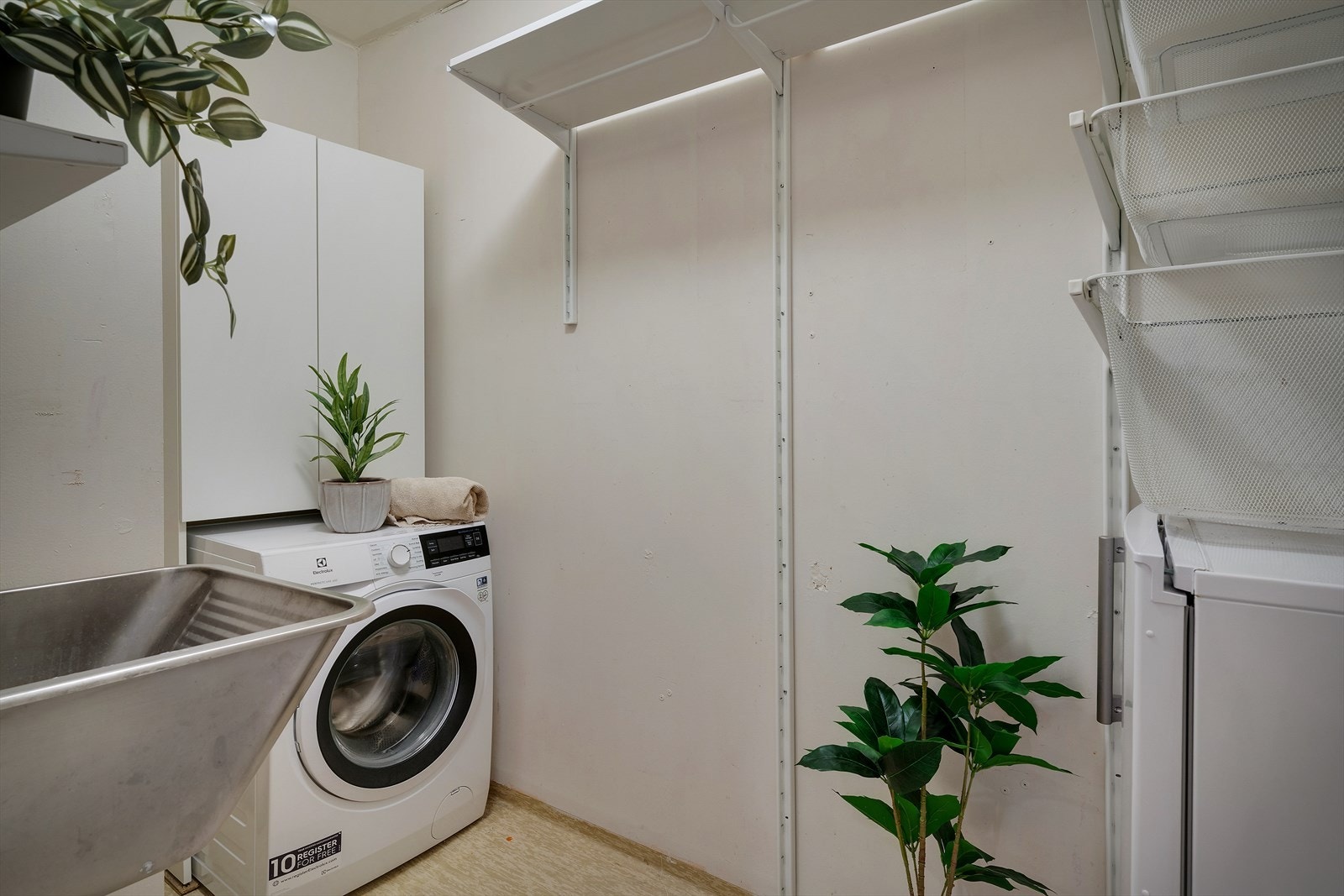 - Vaskerom på 3,6 m² med god plass til vaskemaskin, tørketrommel og sorteringssystem. Merk utslagsvask - Galleribilde