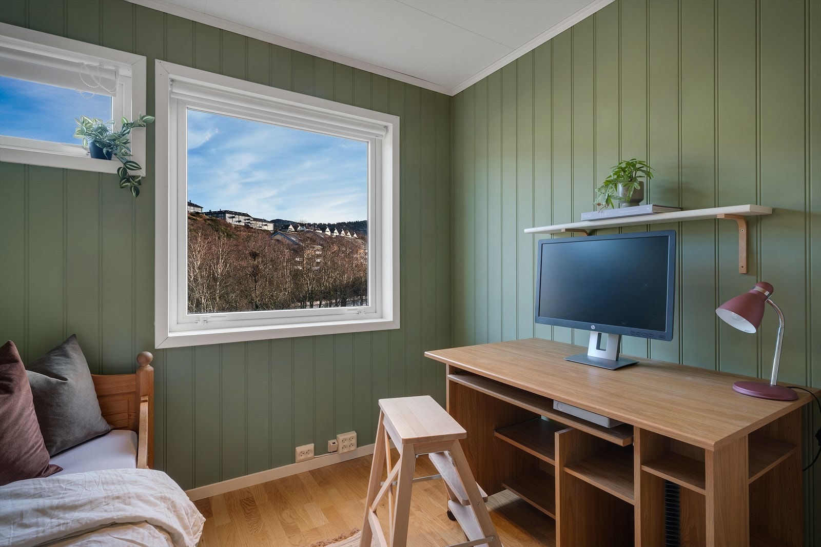 - Rommet kan også benyttes som kontor - Galleribilde