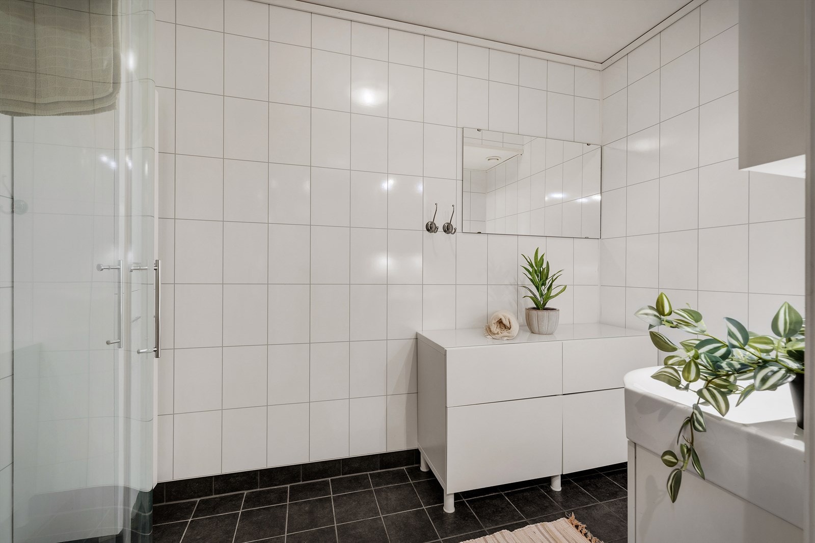 - Baderom på 4,4 m² med tidløst farge- og materialvalg - Galleribilde