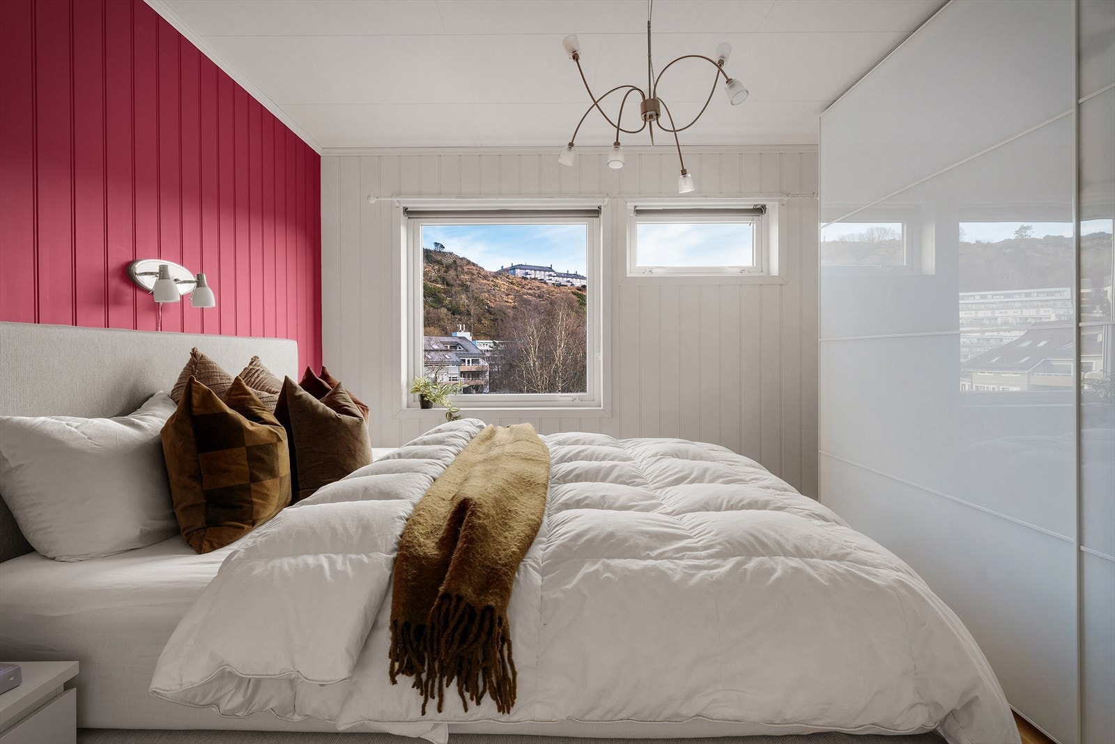 - God plass til seng i ønsket størrelse og tilhørende møblement - Galleribilde