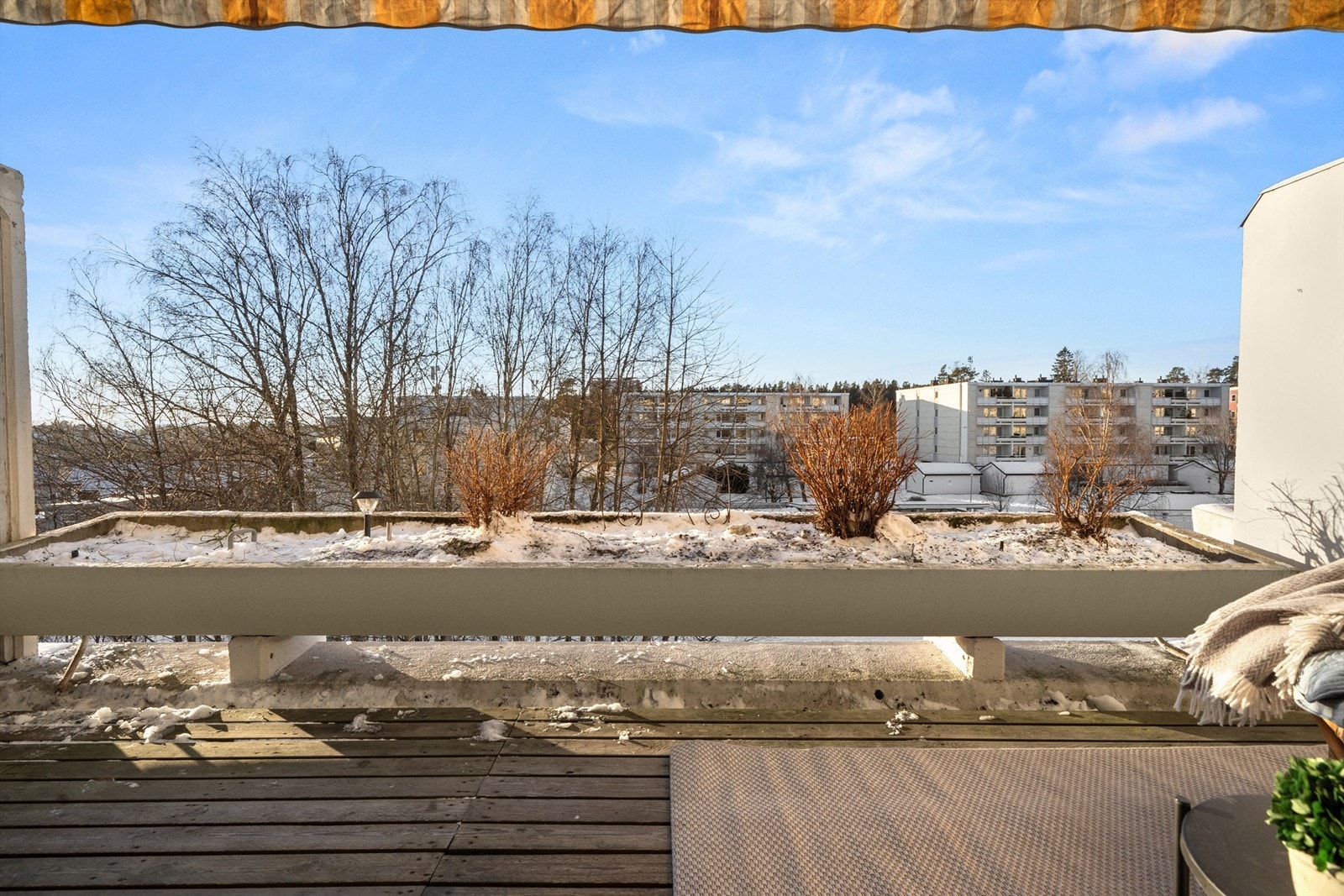 Fra balkongen er det nydelig utsikt over sameiets rolige fellesarealer. Galleribilde