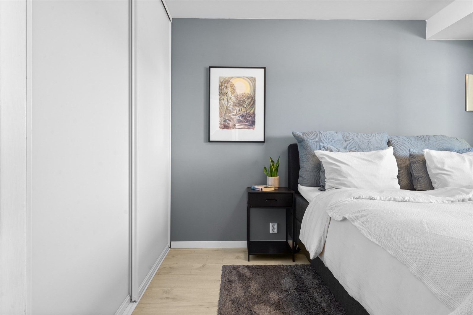 Stort garderobeskap sørger for rikelig med oppbevaringsplass. Galleribilde