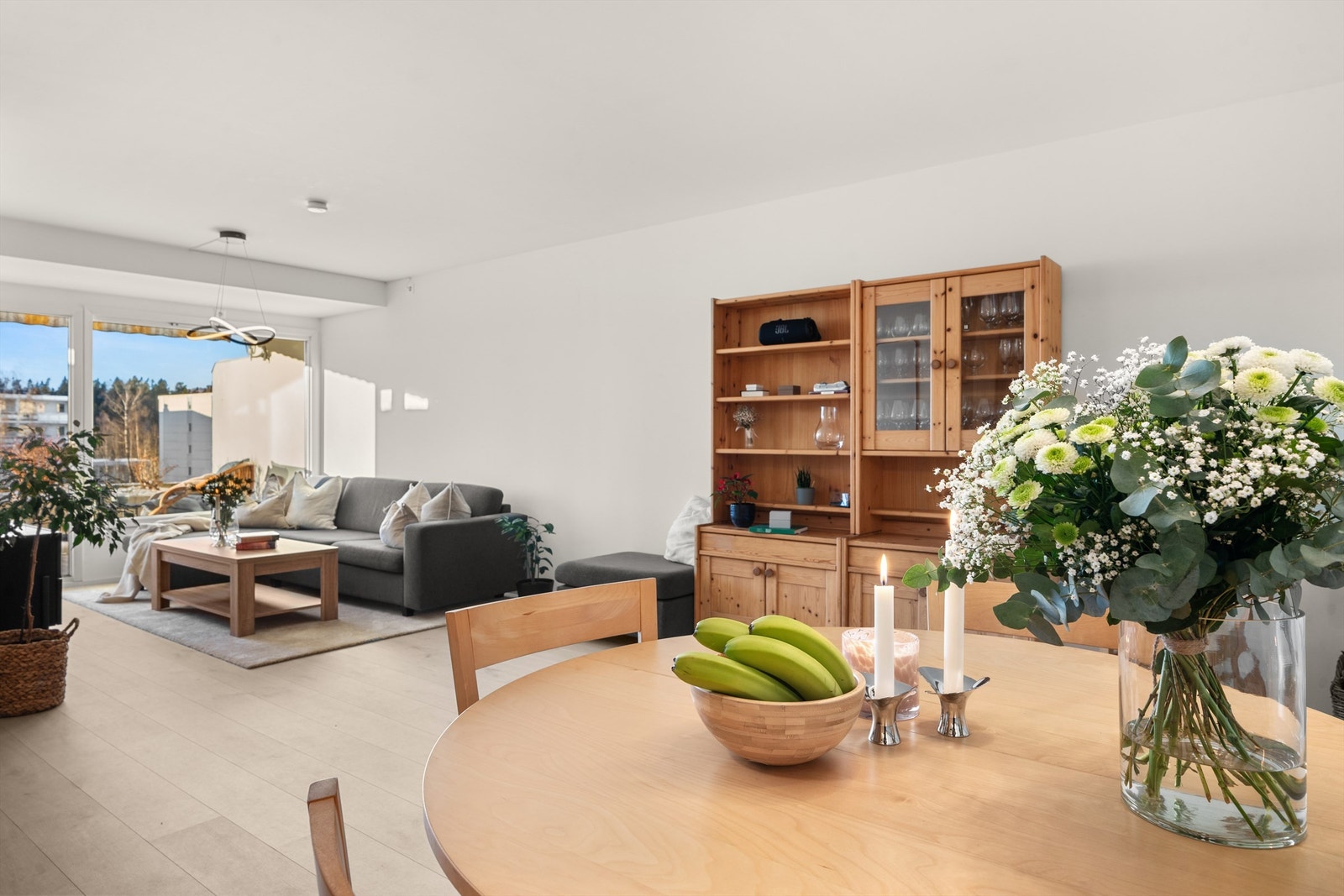 Store vindusflater med rikelig lysinnslipp gjør stuen til et lyst og luftig oppholdsrom. Galleribilde