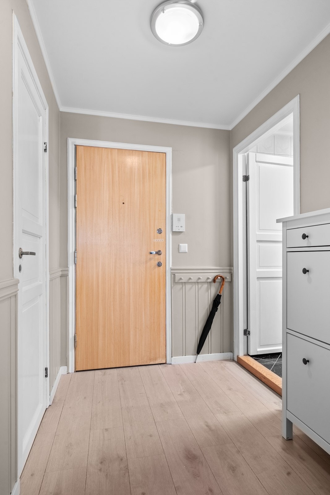 Innbydende entré med god plass til å sette fra seg sko og henge fra seg yttertøy. Videre adkomst til leilighetens øvrige rom. Praktisk bod i tilknytning entréen. Galleribilde