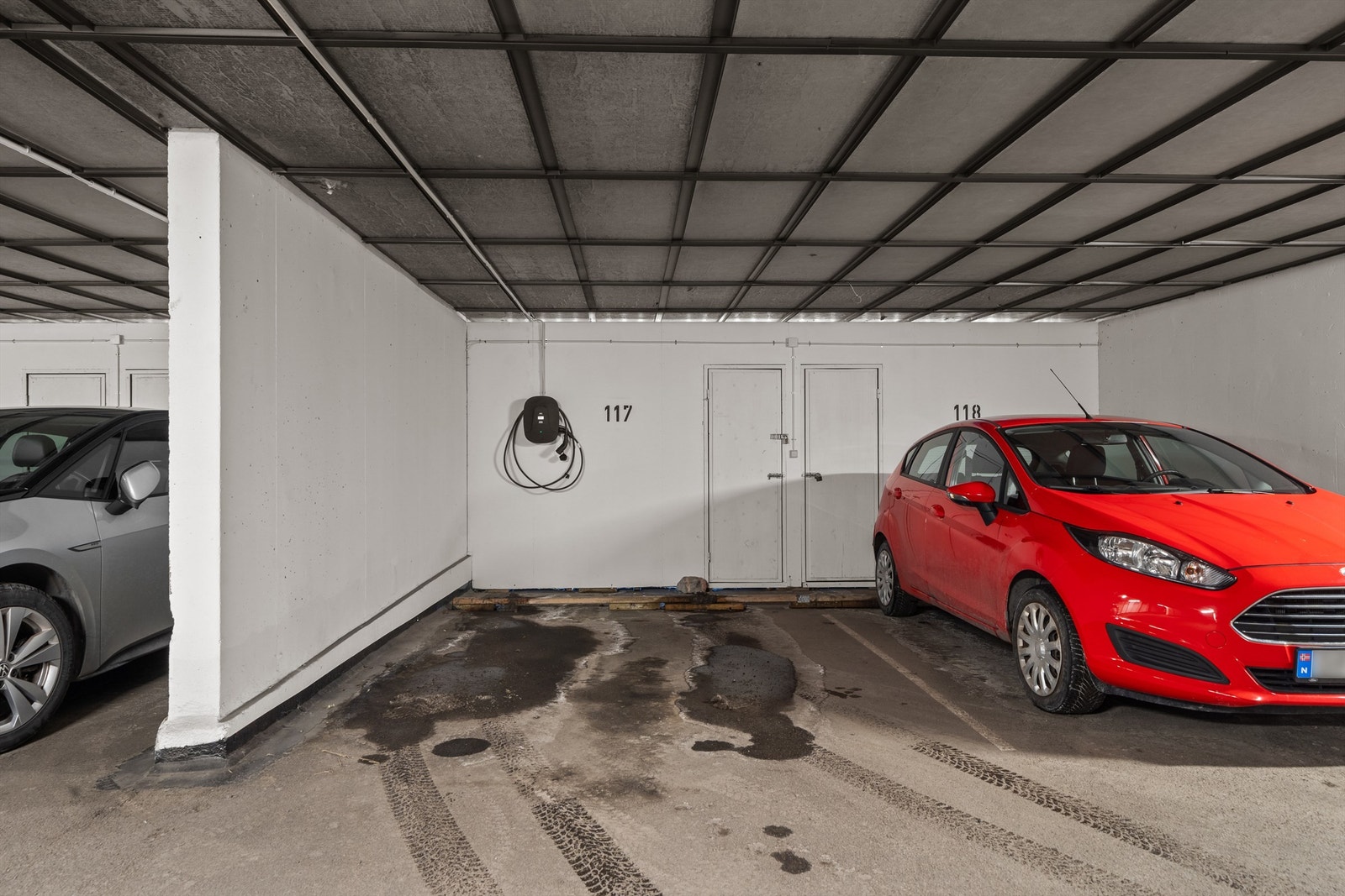 Parkeringsplassen som medfølger kjøpet. Her er det elbillader. Galleribilde