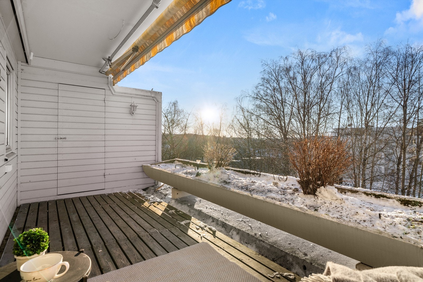 På balkongen er det også en praktisk bod for ytterligere oppbevaring. Galleribilde