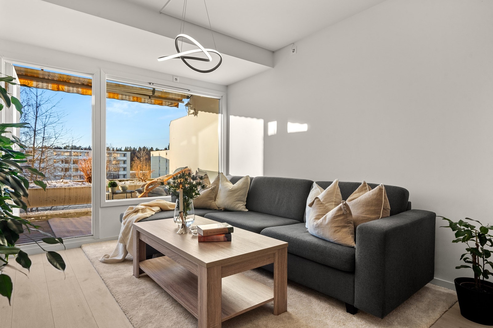 Romslig stue med god plass til sofaseksjon, stuebord og tilhørende mediemøblement. Galleribilde