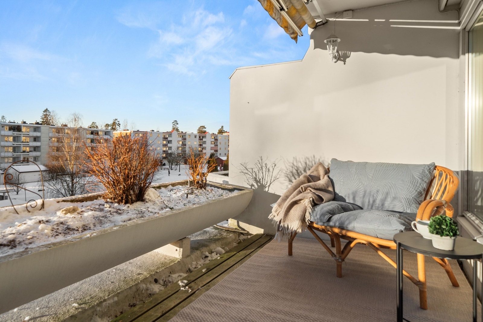 Videre er det god plass til utemøbler, grill og planter i plantekasse. Galleribilde