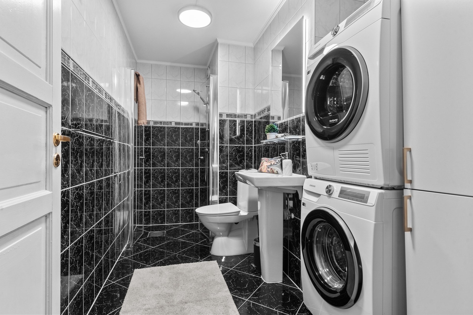 Romslig og lyst baderom rehabilitert i 2011. Flislagte overflater. Baderommet er innredet med bl.a. toalett, servant og egen dusjsone. Galleribilde