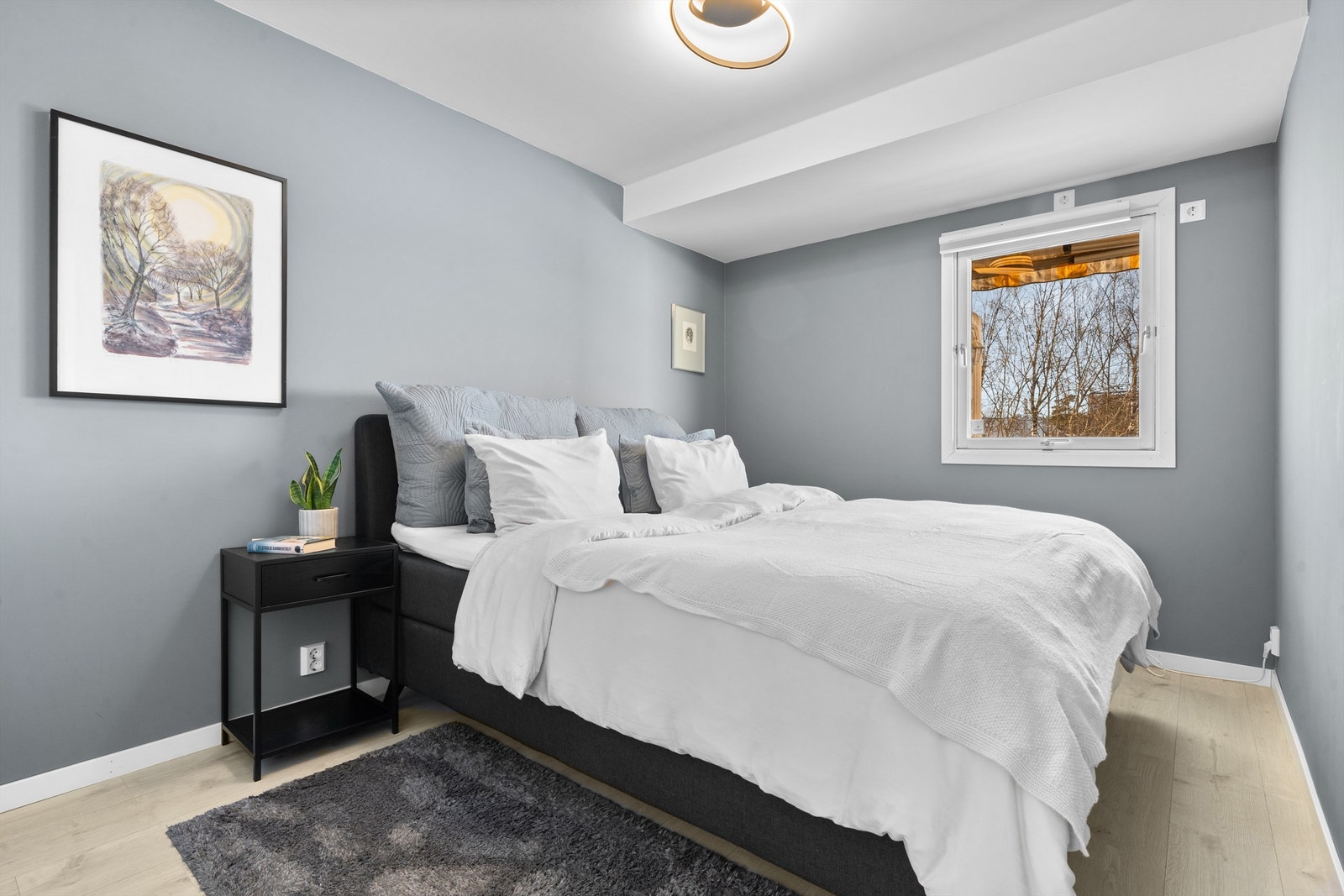 Hyggelig soverom med god plass for dobbeltseng, nattbord og annet passende møblement. Galleribilde