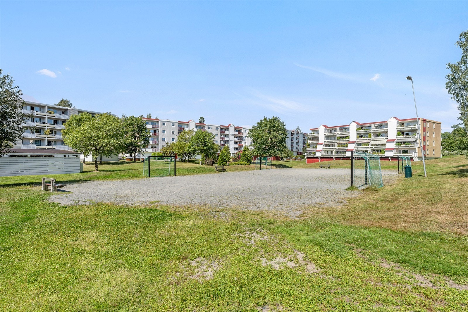 Sameiet har egen grusbane med fotballmål og sitteplasser. Galleribilde