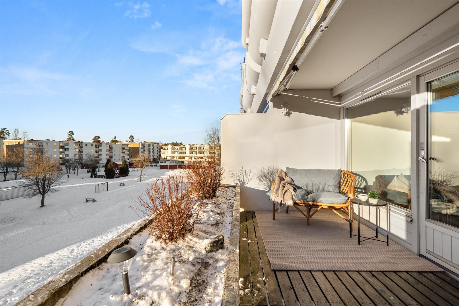 Selger opplyser om gode solforhold fra ca 13 til solnedgang på sommerstid. Galleribilde