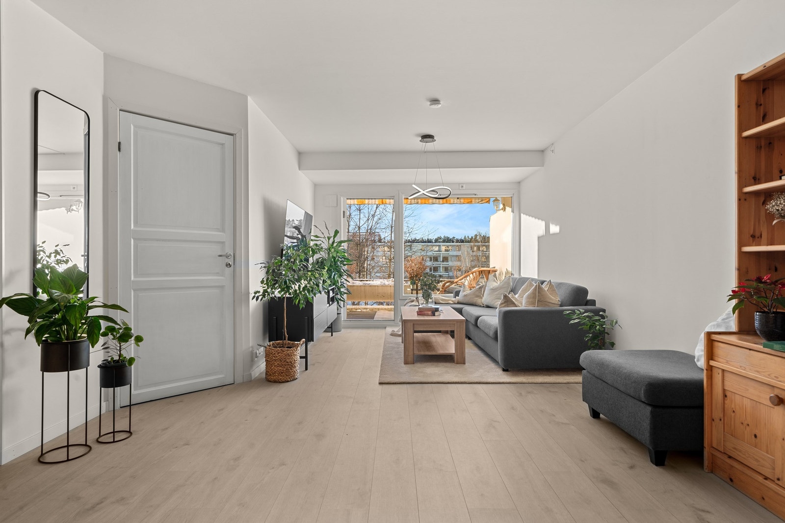 Fra stuen er det utgang til balkongen. Galleribilde