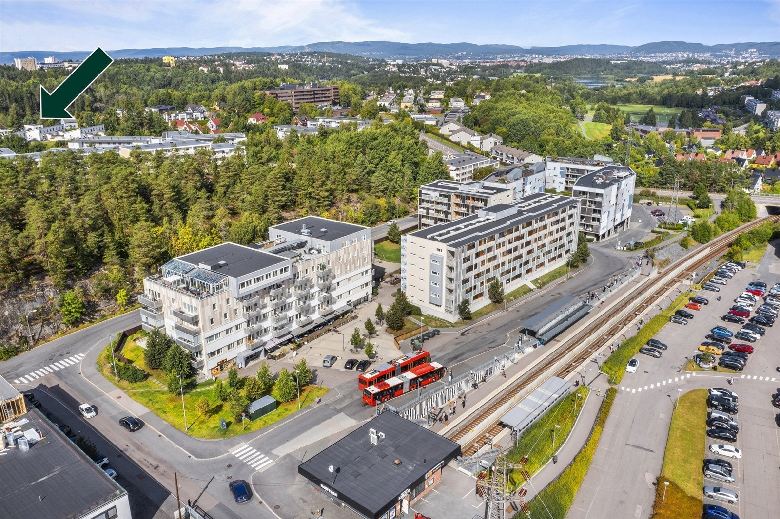 Skullerud Torg med blant annet Sanremo restaurant, Sushi, Rema 1000 og T-bane ligger 5 min unna. Galleribilde