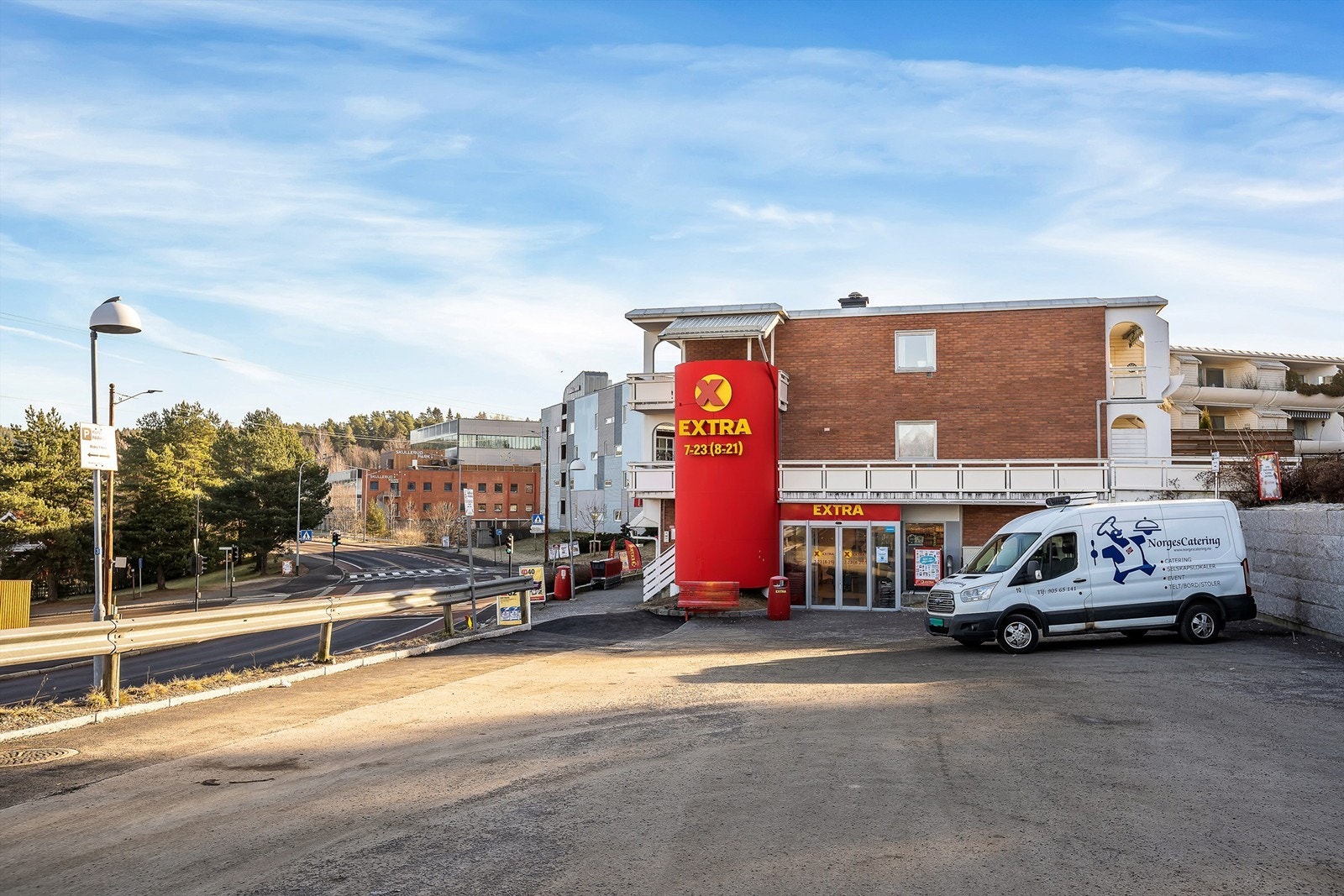 Av nærbutikkene inkluderer Coop Extra og Rema 1000. Fint å parkere her i forbindelse med visning. Galleribilde