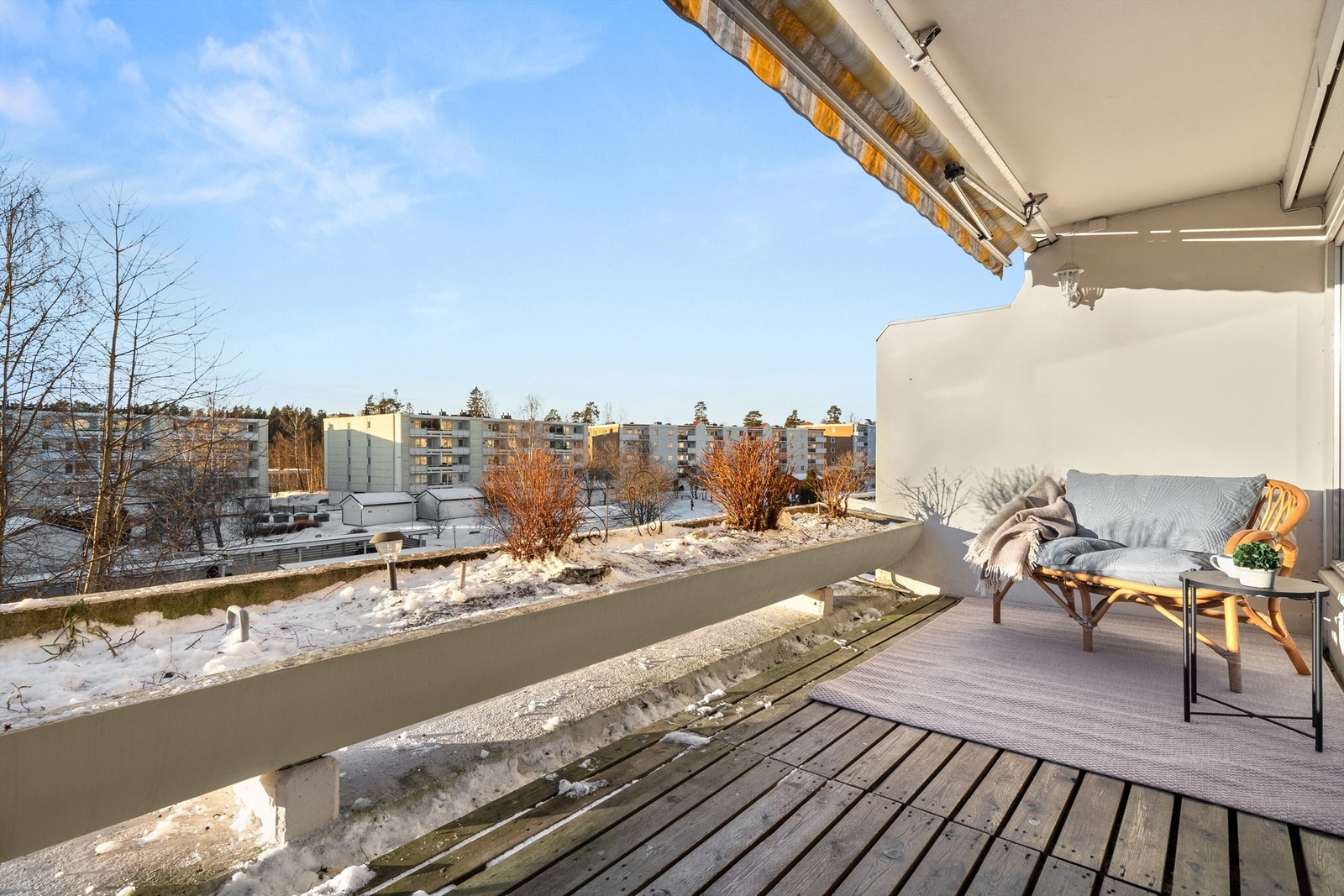 Fra stuen er det utgang til stor og hyggelig vestvendt balkong på 10 kvm med fint utsyn. Galleribilde