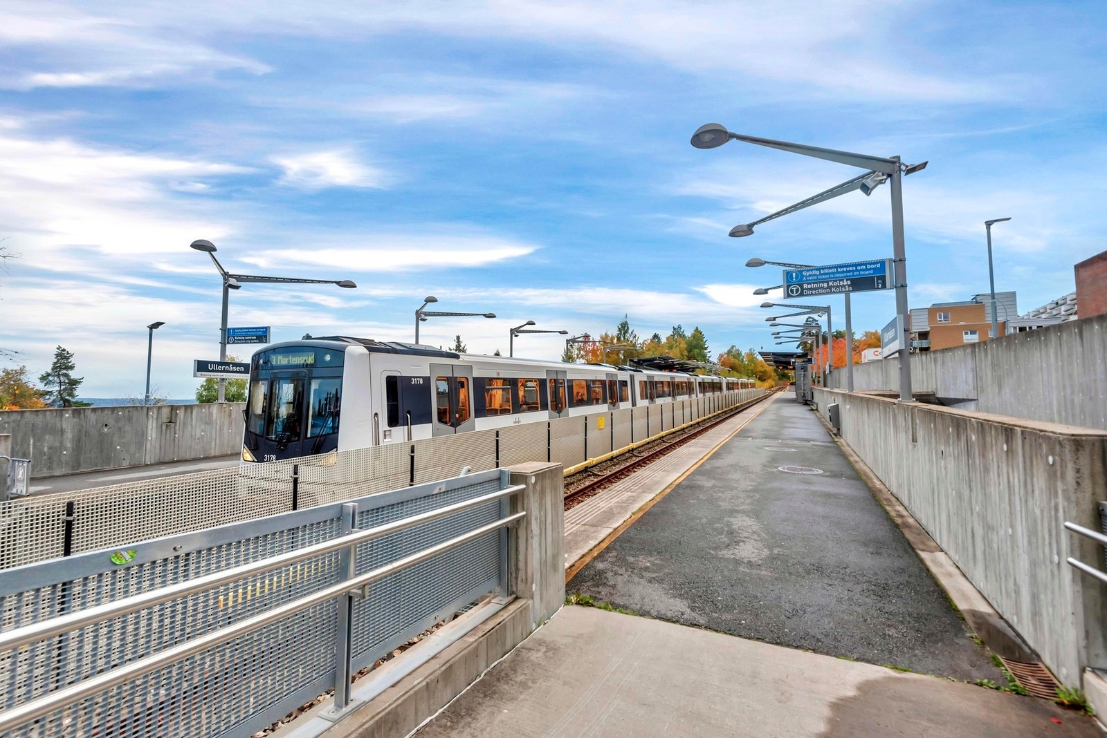 T-banestasjonen Ullernåsen ligger rett nedenfor bygget, og banen tar deg til Majorstuen på 9 minutter, og til Jernbanetorget på 14 minutter Galleribilde