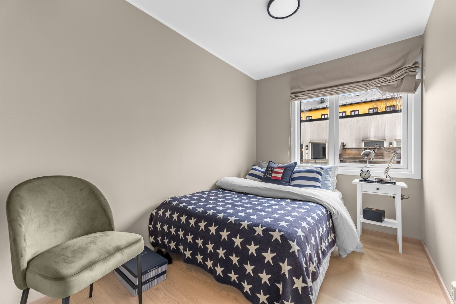 Soverom 2 er også av god størrelse, enten du trenger ekstra soverom, hjemmekontor eller hobbyrom. Galleribilde